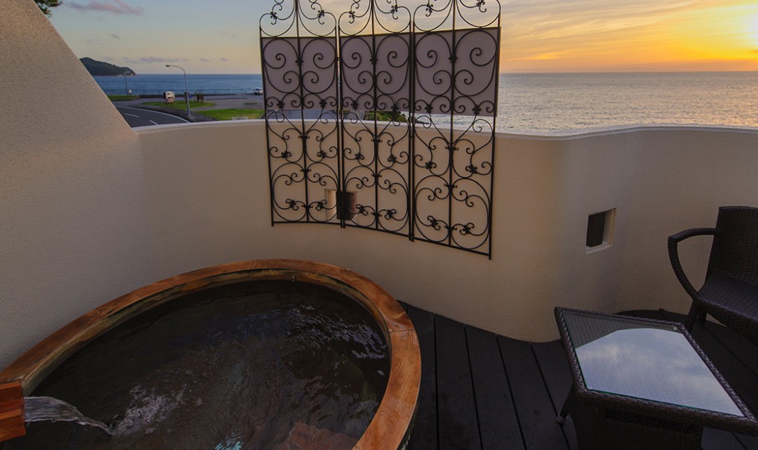 愛犬と一緒にベッドでくつろぐ女性