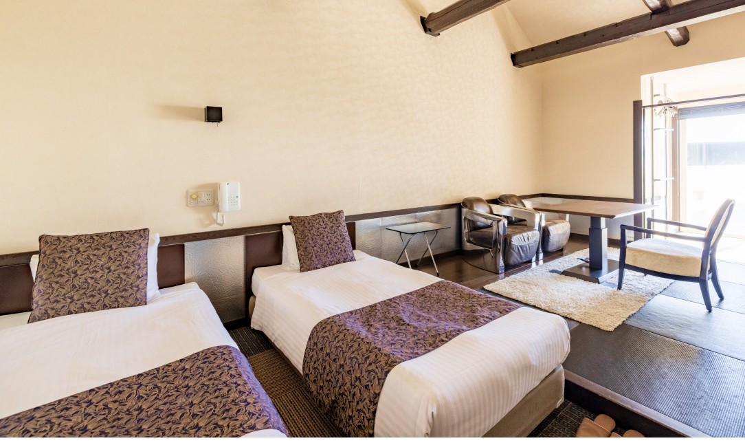 愛犬と一緒にベッドでくつろぐ女性